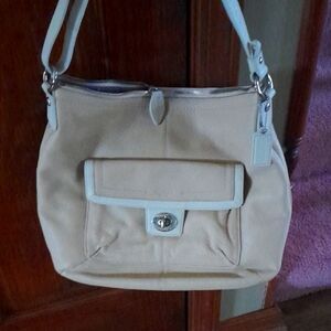 Coach Cream Shoulder Bag with Elegant Design